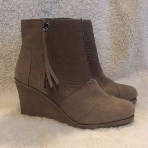 Beige Toms wedges